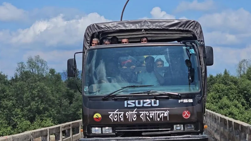 আটক ৫৫ জেলেকে ফেরত দিল আরাকান আর্মি
